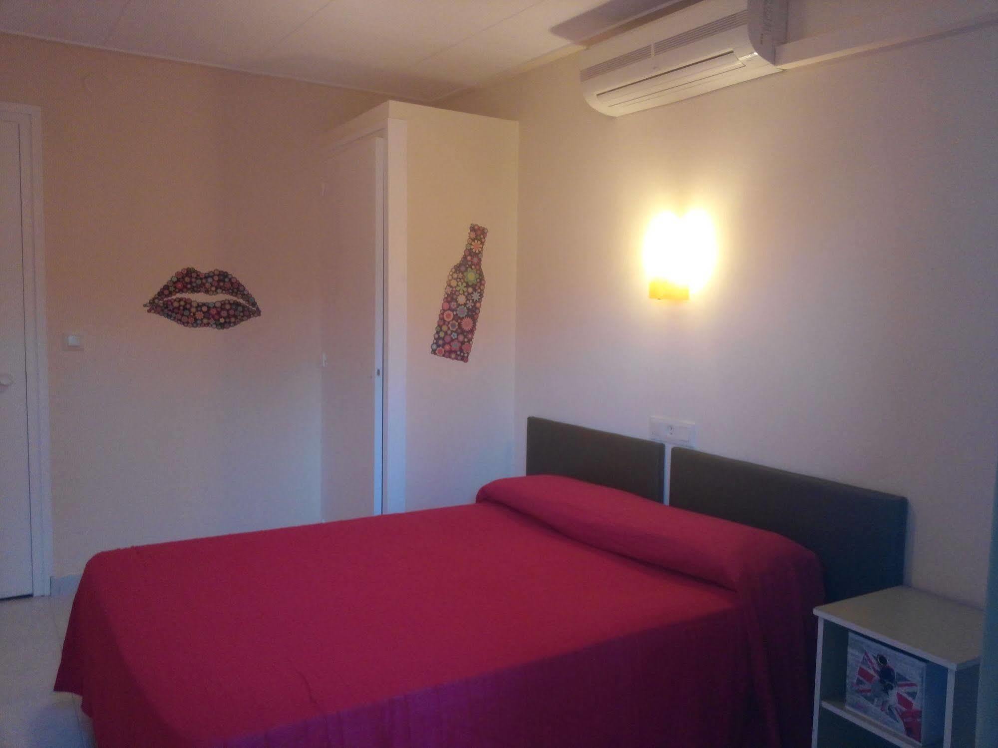 Hostal Univers Calella Eksteriør billede